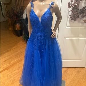 Elegant Blue Lace Evening Gown
